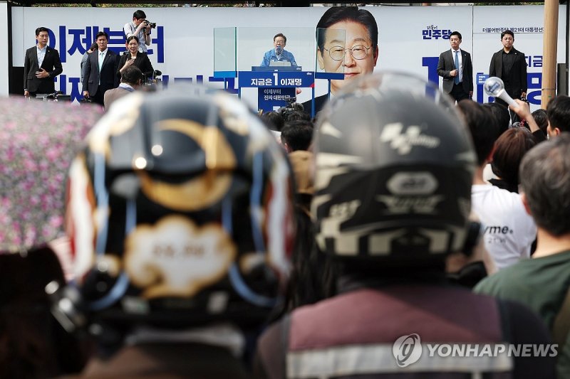 유세 지켜보는 배달라이더 (출처=연합뉴스)