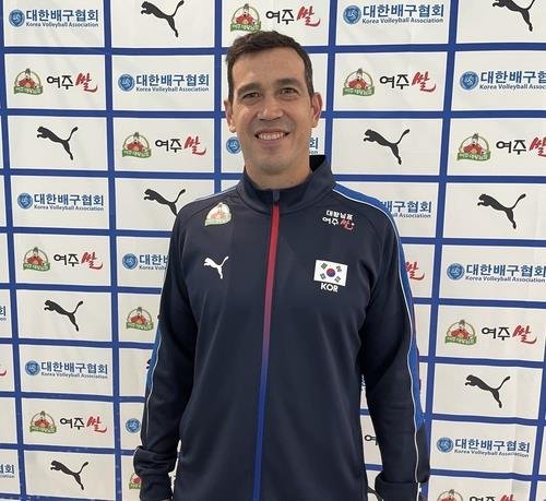 VNL 잔류 목표를 밝히는 모랄레스 여자배구 대표팀 감독 (출처=연합뉴스)