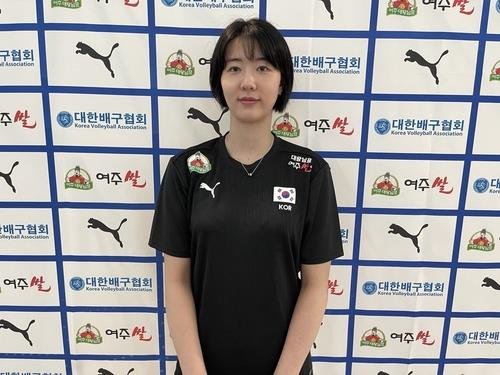 대표팀 출국에 앞서 취재진과 인터뷰하는 강소휘 (출처=연합뉴스)