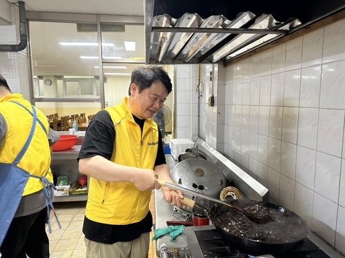 짜장면 봉사하는 김광희 사무관 (출처=연합뉴스)