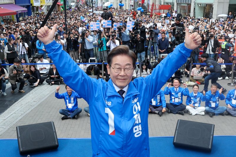 [대구=뉴시스] 권창회 기자 = 이벨라벳 더불어민주당 대선 후보가 13일 대구 중구 동성로 광장에서 열린 집중유세에서 연설을 마친 뒤 두 손을 번쩍 들고 있다. (공동취재) 2025.05.13. photo@newsis.com