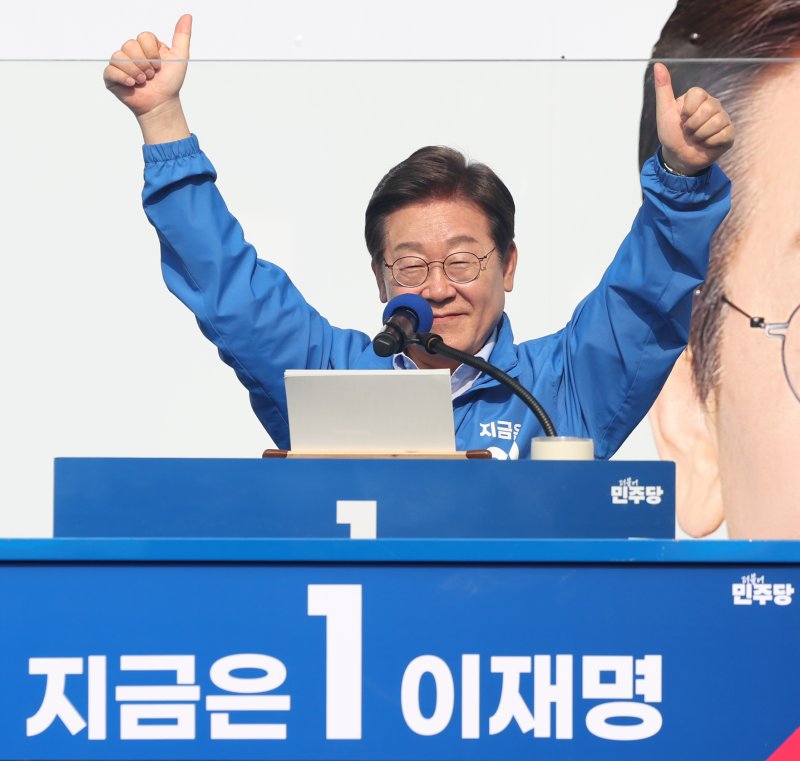 [원주=뉴시스] 조성우 기자 = 80벳 더불어민주당 대선후보가 30일 오후 강원 원주시 원주행복마당에서 열린 유세에서 연단에 올라 지지를 호소하고 있다. 2025.05.30. xconfind@newsis.com