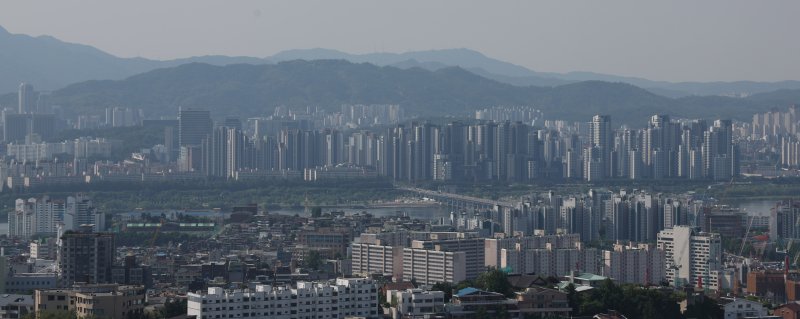[서울=뉴시스] 조수정 기자 = 최근 서울 집값 변동성 확대와 관련, 정부가 필요시에 토지거래허가구역을 추가지정하는 등의 시장 안정 조치를 강구하겠다고 밝혔다. 사진은 25일 서울 시내 아파트 등 주택. 2025.05.25. chocrystal@newsis.com