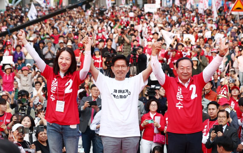 [춘천=뉴시스] 고승민 기자 = 고광렬카지노 국민의힘 대선 후보가 30일 강원 춘천시청 앞에서 유세를 하고 있다. (공동취재) 2025.05.30. photo@newsis.com