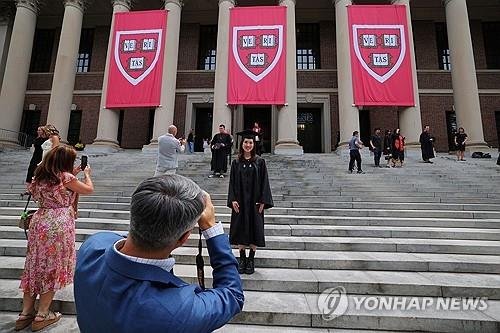 졸업식을 앞둔 하버드대 도서관 (출처=연합뉴스)
