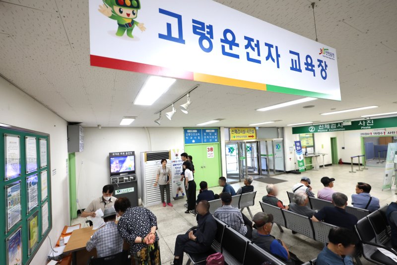[인천=뉴시스] 고령 슬롯 무료 사이트로 인한 교통사고가 잇달아 발생하고 있는 가운데 2024년 7월11일 오전 인천 남동구 도로교통공단 인천운전면허시험장에서 고령슬롯 무료 사이트들이 교통안전교육을 받기 위해 교육장 앞에서 대기하고 있다. (사진=뉴시스 DB). photo@newsis.com