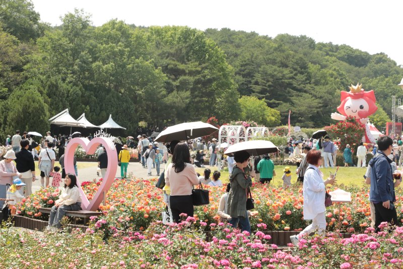무더운 바카라 사이트에 시민들이 양산을 쓰고 있다. (사진은 기사 내용과 무관함) / 바카라 사이트1 ⓒ News1