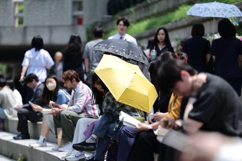 26일 오후 서울 청계광장에서 겉옷을 벗거나 양산을 쓴 시민들이 올해 마지막 봄을 즐기고 있다. 기상청은 내일과 모레 동쪽 지방을 중심으로 요란한 소나기가 지나가고 주 후반에는 30도 안팎의 더위가 나타날 것으로 예보했다. 2025.5.26/라이브스코어 바카라사이트1 ⓒ News1 신웅수 기자