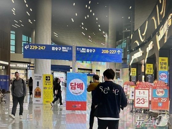 인천국제공항 내 면세점에서 상품을 홍보하는 입간판이 매장 앞과 통행로 중앙 등에 설치돼 있다(독자 제공).