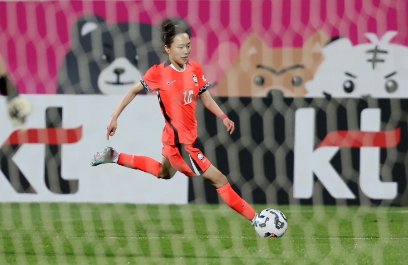 30일 오후 인천시 남동구 남동아시아드럭비경기장에서 열린 쿠팡플레이 초청 여자축구 국가대표팀 친선경기 대한민국과 콜롬비아의 경기에서 대한민국 라이징슬롯가 돌파하고 있다. 2025.5.30/뉴스1 ⓒ News1 이승배 기자