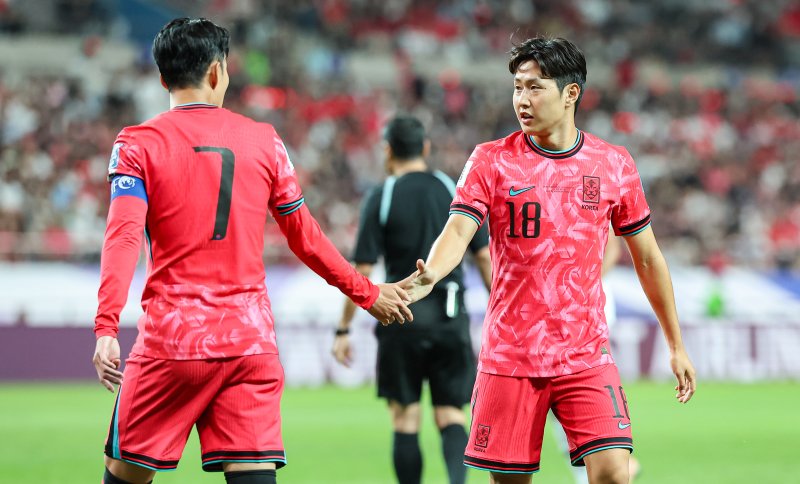 5일 오후 서울 마포구 서울월드컵경기장에서 열린 2026 국제축구연맹(FIFA) 북중미 월드컵 아시아 3차 예선 B조 1차전 대한민국과 팔레스타인의 경기, 대한민국 바카라사이트 추천과 이강인이 대화를 나누고 있다. 2024.9.5/뉴스1 ⓒ News1 김도우 기자