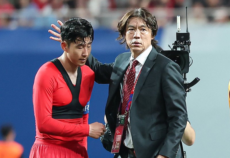 홍명보 대한민국 온라인바카라대표팀 감독이 5 5일 오후 서울 마포구 서울월드컵경기장에서 열린 2026 국제온라인바카라연맹(FIFA) 북중미 월드컵 아시아 3차 예선 B조 1차전 대한민국과 팔레스타인의 경기에서 0대0 무승부 후 손흥민을 격려하고 있다. 2024.9.5/뉴스1 ⓒ News1 김도우 기자