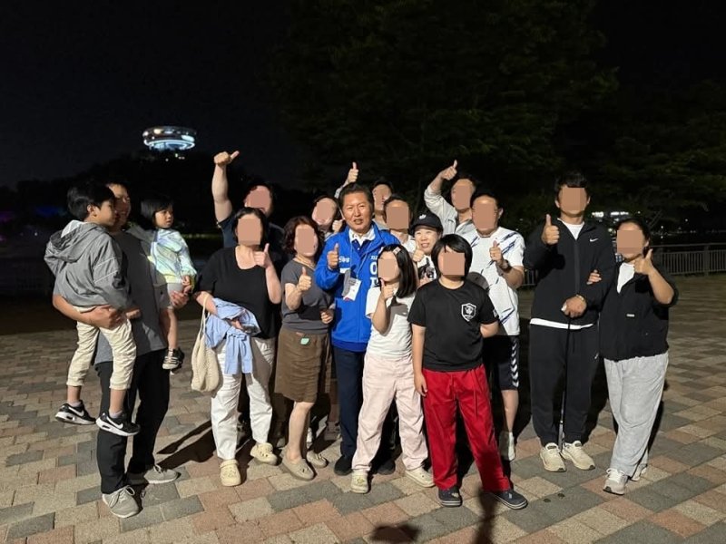 정청래 더불어민주당 의원이 5월 29일 저녁 강원 랜드 나주 혁신도시 호수공원에서 모여든 시민들과 사진을 찍고 있다.(정청래 페이스북. 재배포 및 DB 금지)