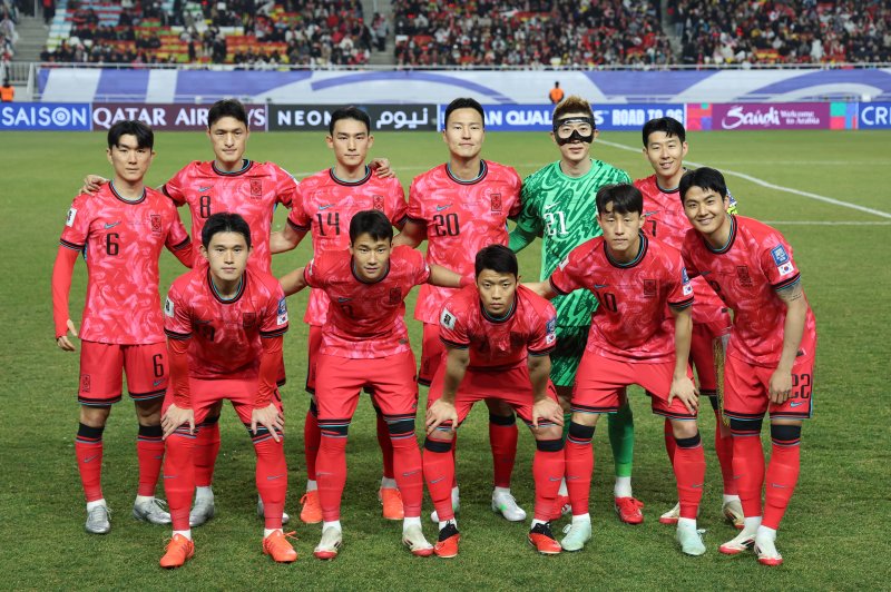 [수원=뉴시스] 김명년 기자 = 25일 경기 수원시 수원월드컵경기장에서 열린 2026 국제축구연맹(FIFA) 북중미 월드컵 아시아 지역 3차 예선 B조 8차전 대한민국과 요르단의 경기, 대한민국 선수들이 기념촬영하고 있다. 2025.03.25. kmn@newsis.com