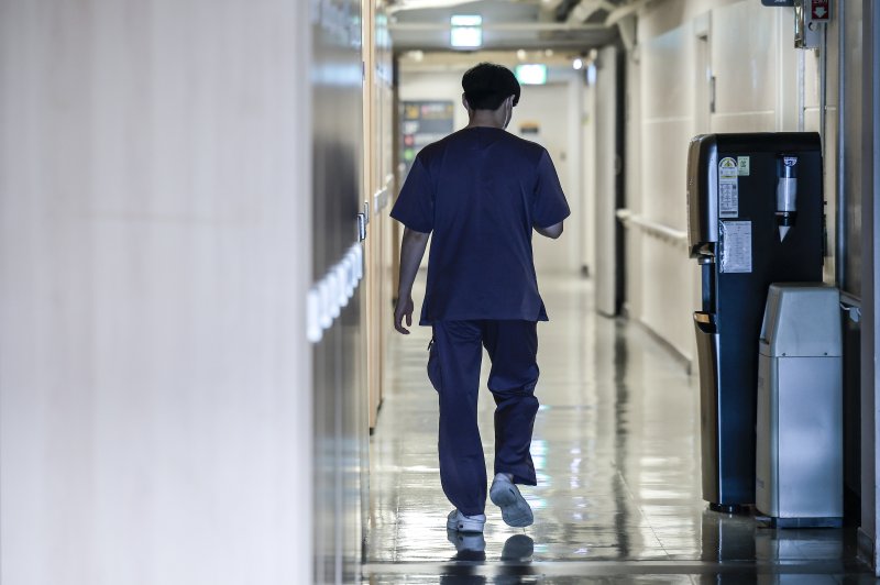 [서울=뉴시스] 정병혁 기자 =지난 27일 서울시내 대학병원 전공의 전용공간에서 코난카지노진이 이동하는 모습. 2025.05.27. jhope@newsis.com