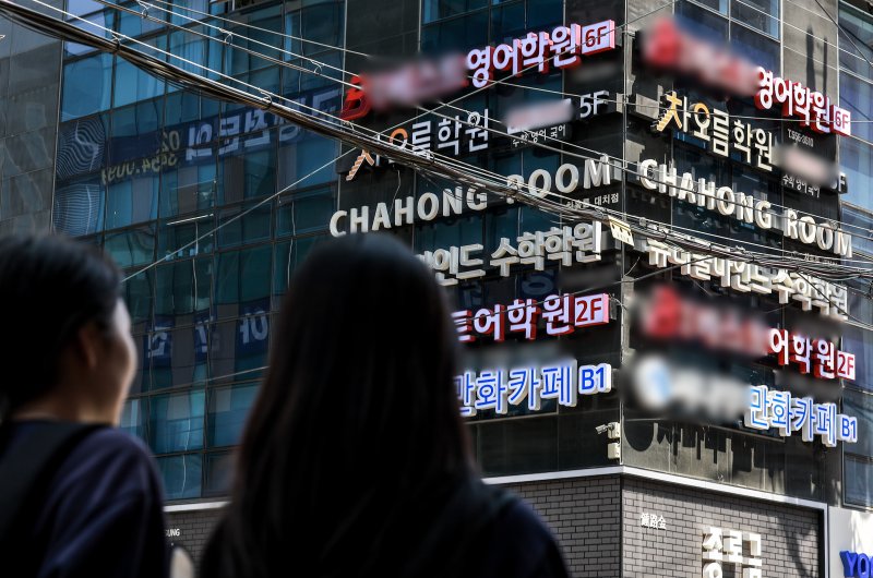 [서울=뉴시스] 정병혁 기자 = 서울 강남구 대치동 학원가 앞에서 카지노사이트 추천 이동하고 있다. 2025.04.28. jhope@newsis.com