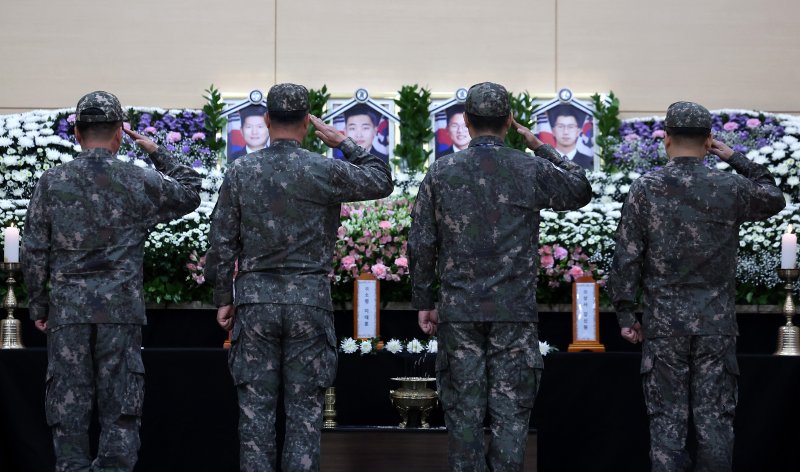 [포항=뉴시스] 이무열 기자 = 30일 경북 포항시 남구 메이저카지노사이트 항공사령부 체육관에 마련된 메이저카지노사이트 P-3CK 917호기 순직자 합동분향소에서 메이저카지노사이트 동료들이 헌화 후 경례하고 있다. 2025.05.30. lmy@newsis.com
