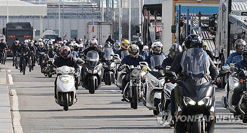 퇴근하는 현대차 울산공장 직원들 (출처=연합뉴스)