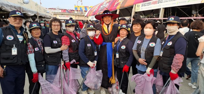 [강릉=뉴시스] 지난달 31일 하이 로우 토토 사이트21연대 강원본부 구춘방 본부장과 회원 20여 명이 강릉단오제 행사장에서 하이 로우 토토 사이트정화 활동을 펼친 후 기념사진을 찍고 있다.(사진=하이 로우 토토 사이트21연대 강원본부 제공)photo@newsis.com *재판매 및 DB 금지
