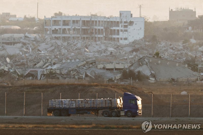 가자 국경 인근 지나가는 구호 트럭 (출처=연합뉴스)