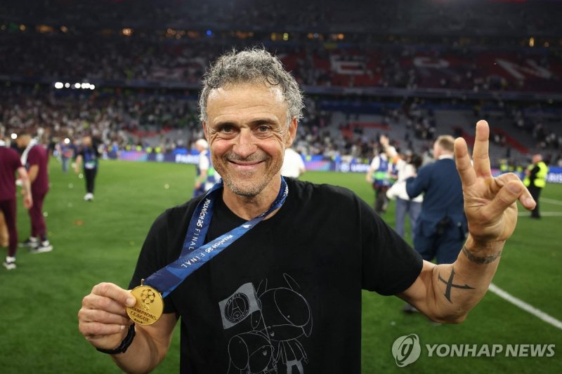 딸 기리는 티셔츠 입고 포즈 취하는 엔리케 감독 (출처=연합뉴스)