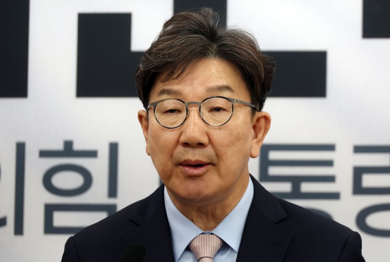 [서울=뉴시스] 고승민 기자 = 슈퍼슬롯 국민의힘 공동선거대책위원장이 27일 서울 여의도 국회에서 국민의힘 국회의원 일동 대국민 호소문을 발표하고 있다. 2025.05.27. kkssmm99@newsis.com