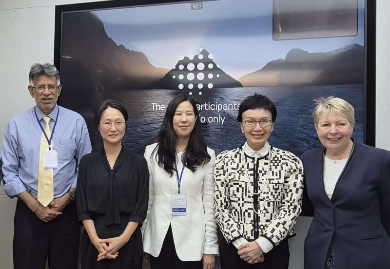 지난달 27일 홍콩에서 (왼쪽부터)아마르 길 ACGA 사무총장, 박유경 APG자산운용 EM주식부문장, 윤재원 신한지주 이샬롬토토 의장, 카 시 리우 홍콩신탁이샬롬토토협회장, 프루 베넷 브런즈윅그룹 파트너가 기념촬영을 하고 있다. (사진=신한금융 제공) *재판매 및 DB 금지