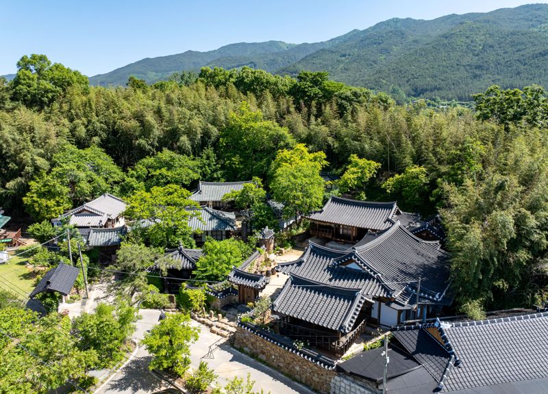 전남도가 오는 7일까지 구례 소재 민간슬롯사이트인 쌍산재(제5호·사진), 천개의 향나무숲 슬롯사이트(제14호), 반야원(제21호) 3곳에서 '2025 전남도 민간정원 페스타'를 개최한다. 전남도 제공