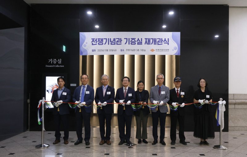 [서울=뉴시스] 5월 30일에 열린 전쟁기념관 토토사이트추천 재개관식에서 주요참석자들이 테이트 커팅 전 기념촬영을 하고 있다. 왼쪽부터 토토사이트추천 시공사 김진만 대표, 채우석 한국방위산업학회 이사장, 김병관 한미안보연구회장, 백승주 전쟁기념사업회장, 이지은 전쟁기념사업회 학예사, 양동학 전쟁기념사업회 사무총장, 손양호 대한민국무공수훈자회 부회장, 권정민 한국전쟁참전국기념사업회 이사. (사진=전쟁기념사업회 제공) 2025.06.01. photo@newsis.com *재판매 및 DB 금지