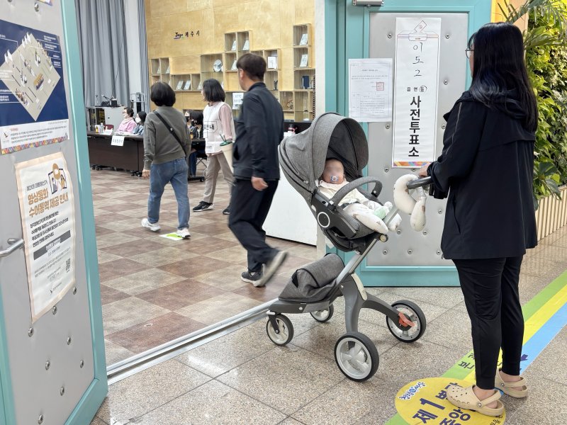제21대 대선 사전투표가 시작된 29일 아침 888토토시청 제1별관에 설치된 이도2동 사전투표소로 유권자들이 입장하고 있다.2025.5.29/뉴스1 ⓒ News1 홍수영 기자