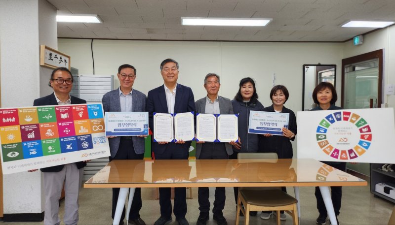 [시흥=뉴시스] 시흥시지속가능발전협의회와 갯골사회적협동조합이 최근 업무협약을 체결하고 바카라 토토 사이트 증진과 에코박물관 사업 추진에 힘을 모으기로 했다. (사진=시흥시 제공) 2025.06.01. photo@newsis.com