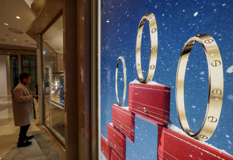 [서울=뉴시스] 김진아 기자 = 프랑스 명품 브랜드 까르띠에(Cartier)가 다음달 국내에서 판매하는 제품 가격을 약 6% 인상한다. 15일 명품 업계에 따르면 까르띠에는 오는 2월 4일 국내에서 판매하는 모든 카테고리의 가격을 올릴 예정이라고 공지했다. 주얼리 품목의 가격은 약 6%, 워치(시계) 품목은 약 6~7% 오른다. 사진은 16일 서울의 한 백화점 까르띠에 매장. 2025.01.16. bluesoda@newsis.com