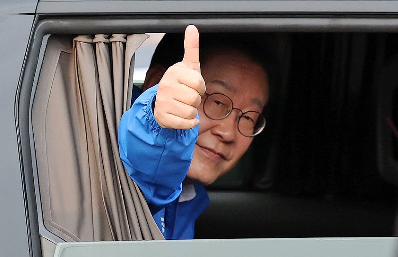 [세종=뉴시스] 조성우 기자 = 알파벳카지노 더불어민주당 대선후보가 31일 오후 세종시 나성동 나무그늘광장에서 열린 유세를 마친 뒤 차량에 타 엄지를 들어 보이고 있다. 2025.05.31. xconfind@newsis.com