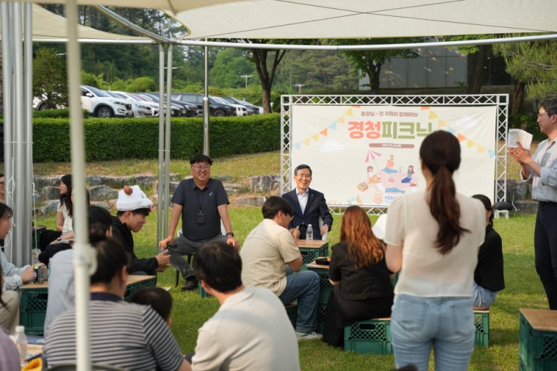 [천안=뉴시스] 썬시티카지노에게 이야기 듣는 유길상 한국기술교육대학교 총장. (사진=한국기술교육대학교 제공) 2025.06.01. photo@newsis.com. *재판매 및 DB 금지