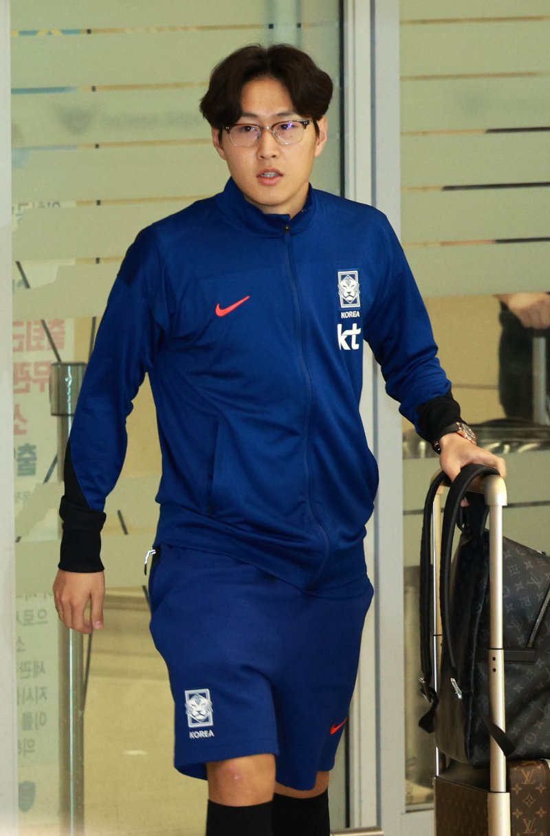 [인천공항=뉴시스] 고범준 기자 = 축구 국가대표팀 다인카지노이 싱가포르와의 '2026 국제축구연맹(FIFA) 북중미 월드컵' 아시아 지역 2차 예선 경기를 마치고 7일 오전 인천국제공항 제2여객터미널을 통해 귀국하고 있다. 2024.06.07. bjko@newsis.com