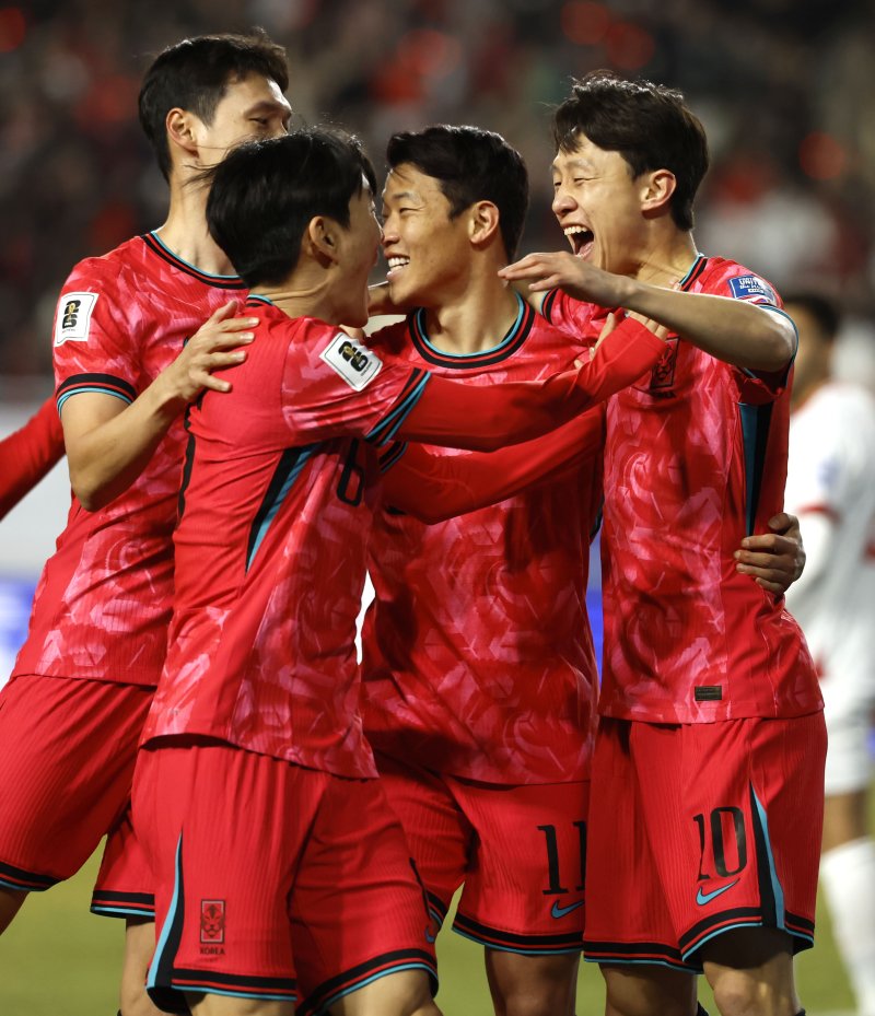 [수원=뉴시스] 정병혁 기자 = 25일 경기 수원시 수원월드컵경기장에서 열린 2026 다인카지노축구연맹(FIFA) 북중미 월드컵 아시아 지역 3차 예선 B조 8차전 대한민국과 요르단의 경기, 대한민국 이재성이 골을 넣은 뒤 동료들과 기뻐하고 있다. 2025.03.25. jhope@newsis.com