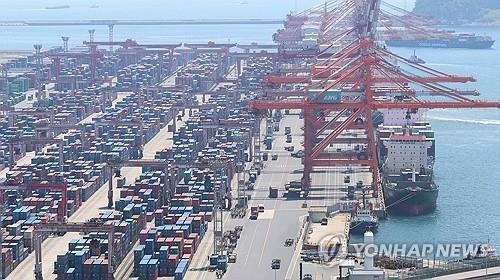 수출입 화물이 쌓여 있는 신선대부두 (출처=연합뉴스)