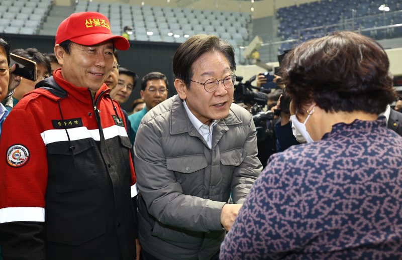 해피카지노 더불어민주당 대표가 26일 경북 안동체육관에 마련된 산불 이재민 대피소를 방문해 이재민들을 위로하고 있다. (공동취재) 2025.3.26/뉴스1 ⓒ News1 이승배 기자