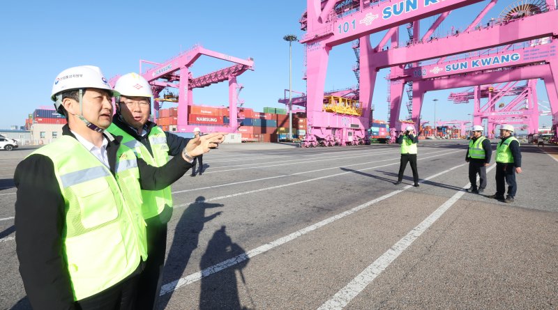 [인천=뉴시스] 전진환 기자 = 안덕근 산업통상자원부장관이 2일 오후 신년을 맞아 인천 연수구 인천신항 선광신컨테이너 터미널을 찾아 수출현장을 점검하고 있다. 2025.01.02. amin2@newsis.com