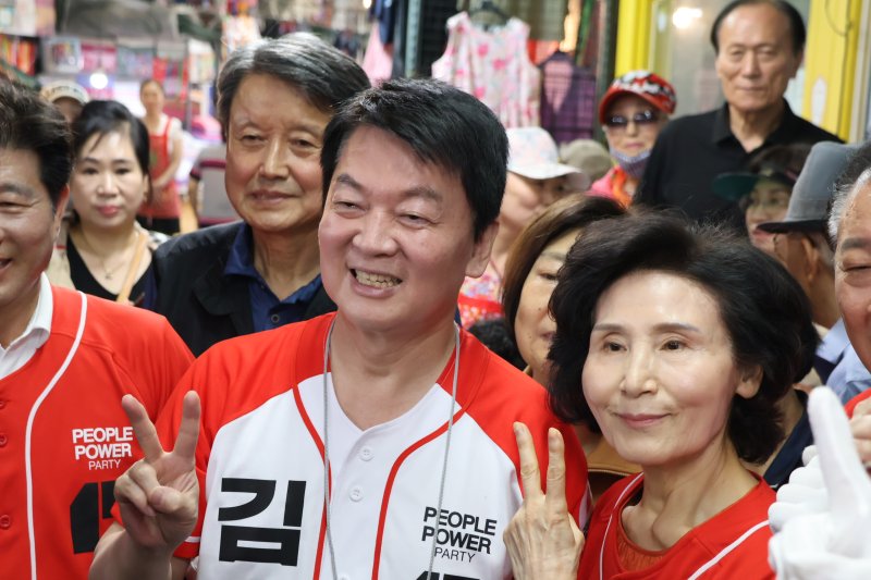 안철수 국민의힘 공동선대위원장과 김문수 벳네온 후보 부인 설난영 여사가 31일 서울 은평구 대림골목시장을 찾아 지지를 호소하고 있다. (안철수 의원실 제공, 재판매 및 DB 금지) 2025.5.31/뉴스1