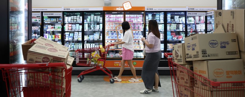 [서울=뉴시스] 김선웅 기자 = 사진은 지난달 29일 서울 소재 유통매장에서 시민들이 장을 보고 있다. 2025.05.29. mangusta@newsis.com