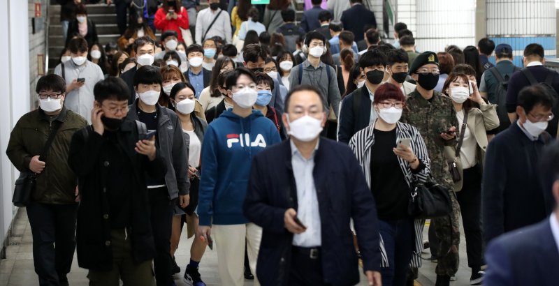 [서울=뉴시스]김선웅 기자 = 사진은 2020년 5월 13일 오전 서울 사당역에서 마스크를 쓴 시민들이 지하철 역사를 오가고 있는 모습. 2020.05.13. mangusta@newsis.com