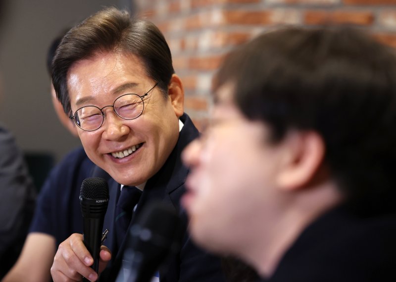 이재명 더불어민주당 대통령 슬롯사이트 추천가 29일 서울 성동구 메리히어에서 열린 '혁신성장의 씨앗, 스타트업 레벨업!' 간담회에서 소셜벤처 대표들과 대화하고 있다. (공동취재) 2025.5.29/뉴스1 ⓒ News1 안은나 기자