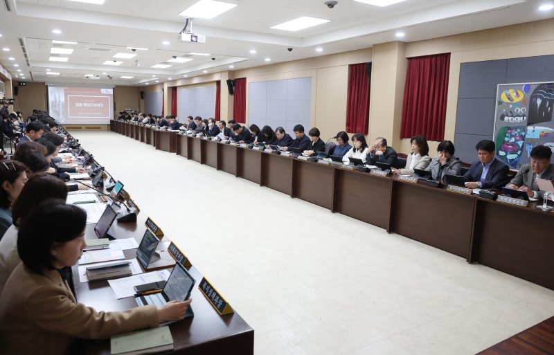 [서울=뉴시스]종이 없는 토르 토토로 진행되는 정례확대간부토르 토토.