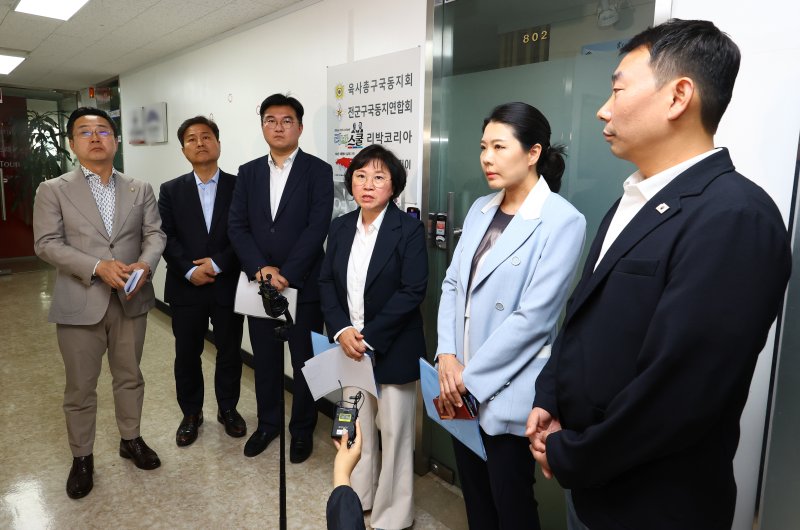 [서울=뉴시스] 황준선 기자 = 정준호 더불어페스타토토당 중앙선거대책위원회 신속대응단 부단장을 비롯한 의원들이 31일 서울 종로구 '자손군(댓글로 나라를 구하는 자유손가락 군대)'이라는 댓글 조작팀을 만들어 여론 조작에 가담했다는 의혹을 받고 있는 보수 단체 리박스쿨을 방문해 기자회견을 하고 있다. 2025.05.31. hwang@newsis.com
