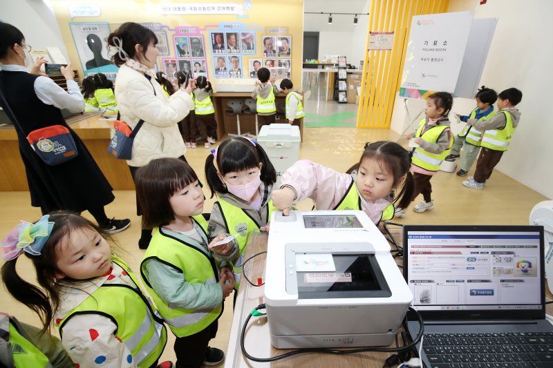 제21대 대통령선거를 48일 앞둔 16일 오전 대구청소년문화의집 꼼지락발전소에 마련된 선거홍보관을 찾은 어울림유치원 사이다카지노들이 모의 신분증을 이용해 투표 체험을 하고 있다. (기사 내용은 사진과 무관) 2025.4.16/뉴스1 ⓒ News1 공정식 기자