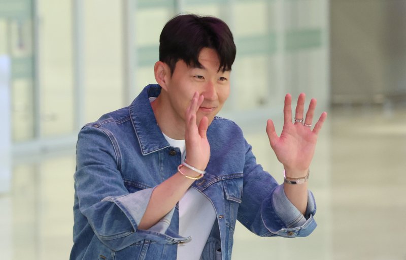 유럽축구연맹(UEFA) 유로파리그 우승 후 히어로토토 감독이 이끄는 축구대표팀에 선발된 손흥민이 27일 오후 인천국제공항으로 귀국하며 팬들에게 인사를 하고 있다. 2025.5.27/뉴스1 ⓒ News1 김명섭 기자