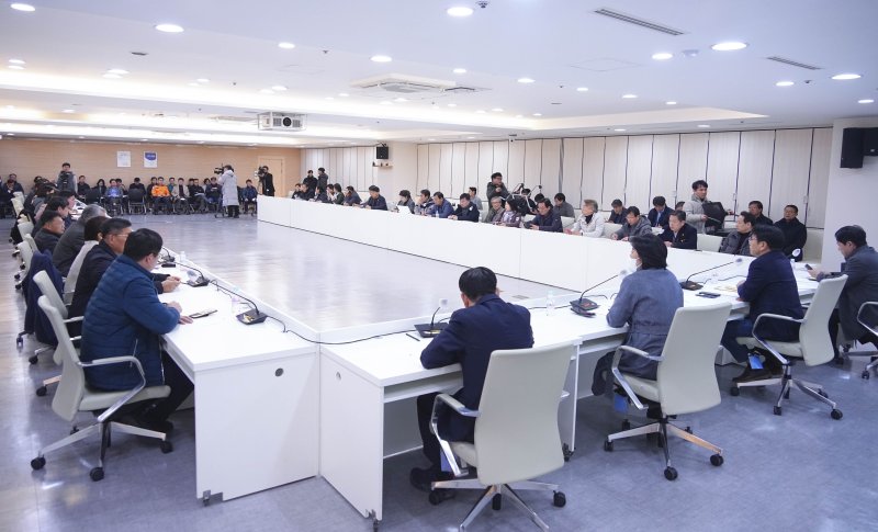 강기정 바카라사이트 추천시장이 12.3 비상계엄이 선포된 직후인 4일 새벽 시청 중회의실에서 바카라사이트 추천시의회, 바카라사이트 추천 5개 자치구, 5·18단체, 바카라사이트 추천지역 시민사회단체 및 종교단체 대표자들과 '광주 비상계엄 무효선언 연석회의'에 참석해 회의를 하고 있다.(광주시 제공)2024.12.4/뉴스1