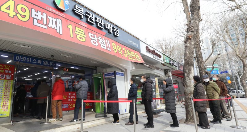 서울 노원구 한 SM카지노판매점 앞에 SM카지노을 사기 위한 시민들이 길게 줄을 서 있다. ⓒ News1 송원영 기자