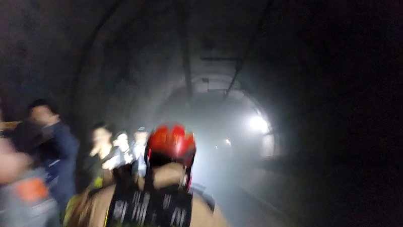 지난달 31일 서울슬롯 꽁 머니 5호선 열차 안에서 방화로 인해 승객들이 지하 터널을 통해 대피하는 사건이 발생했다. 사진은 화재로 인해 대피하는 승객들의 모습. 영등포소방서 제공